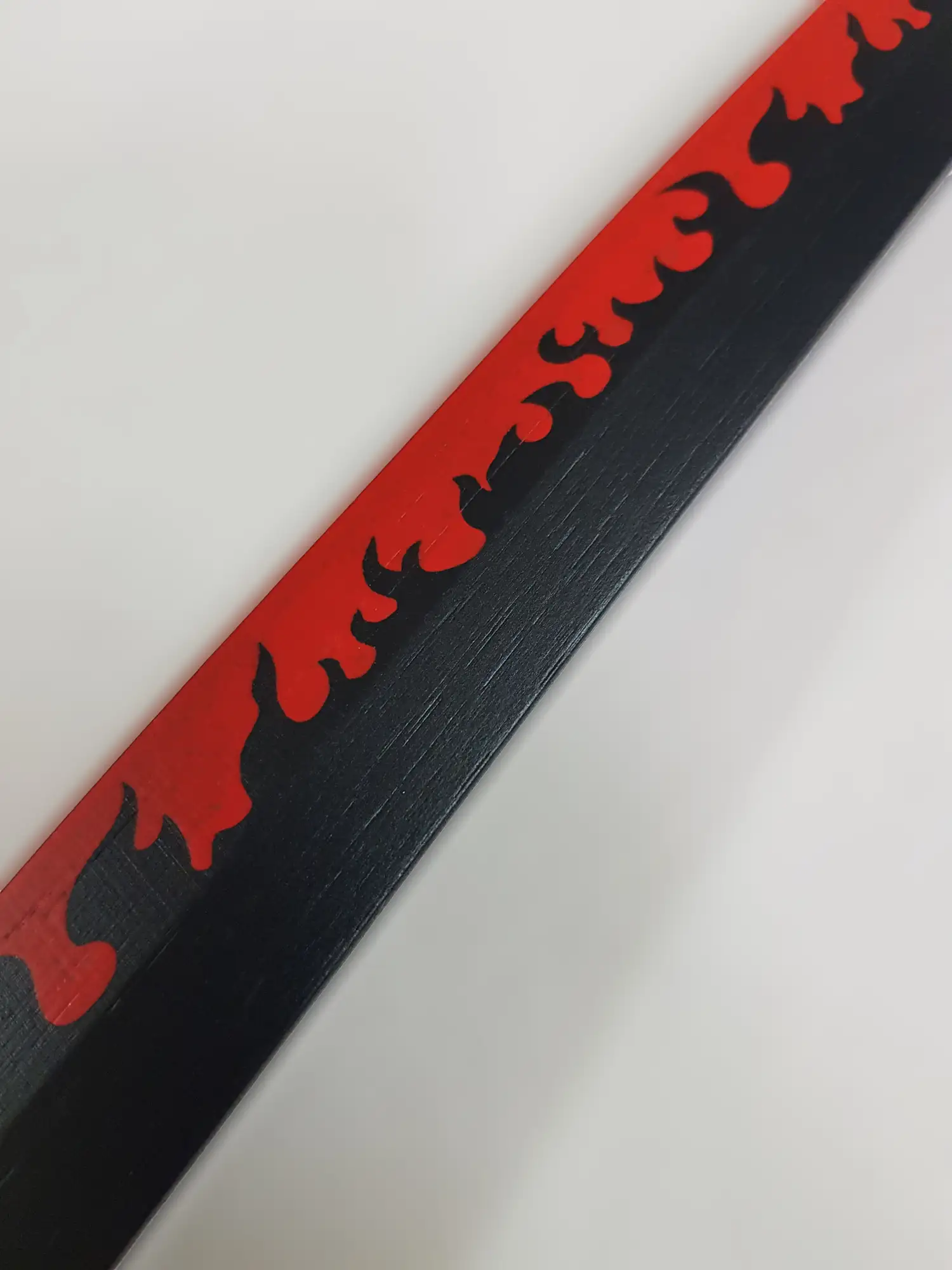 katana de rengoku en bois dans demon slayer