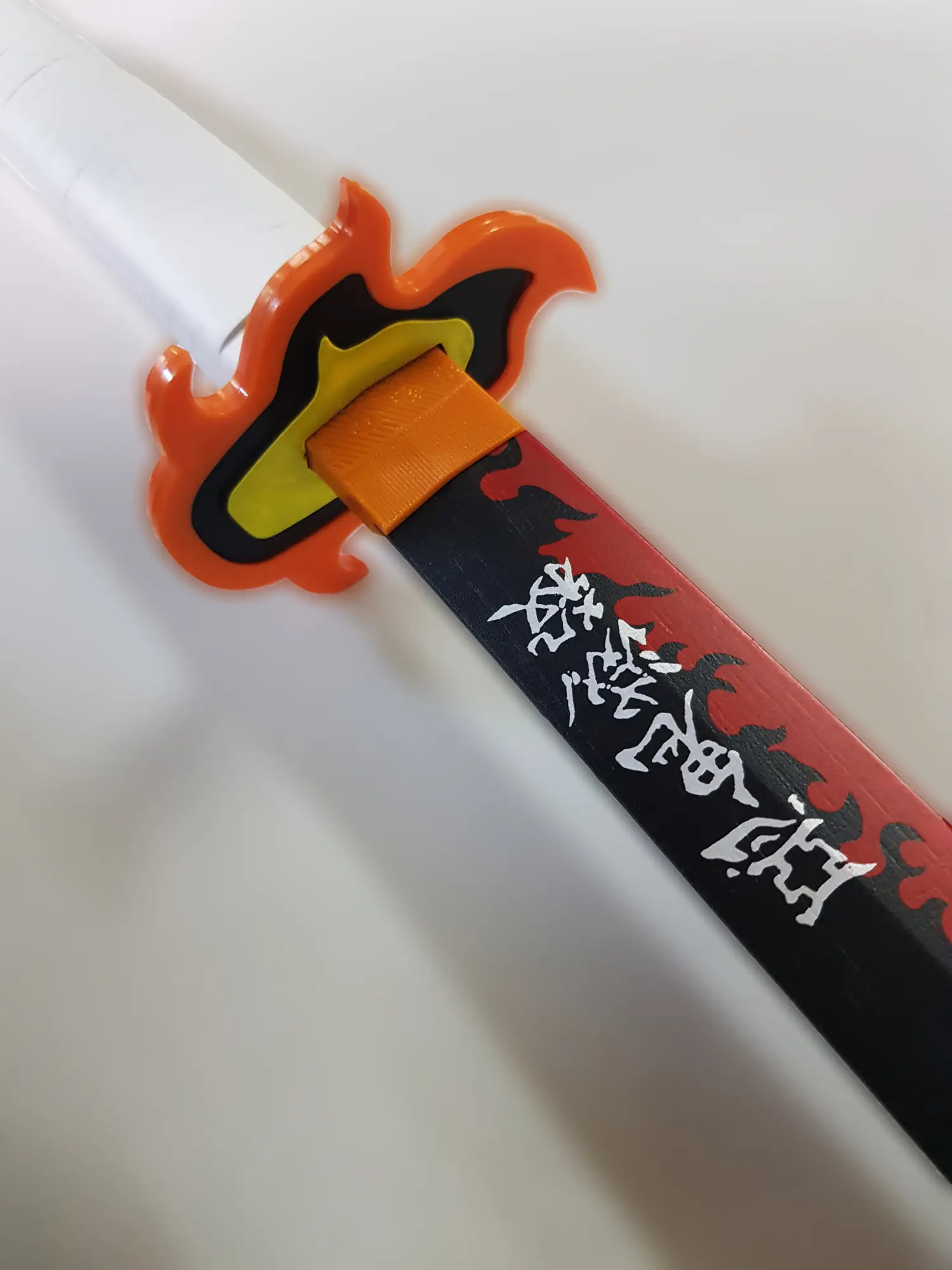 katana de rengoku en bois dans demon slayer