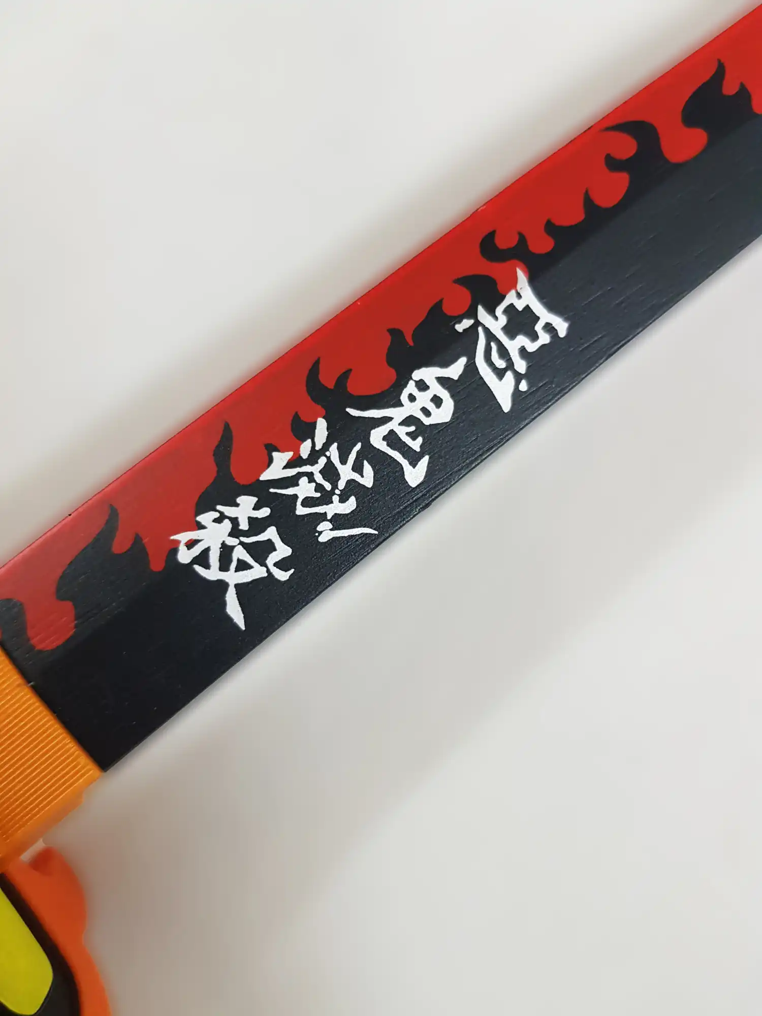 Katana de rengoku en bois dans demon slayer