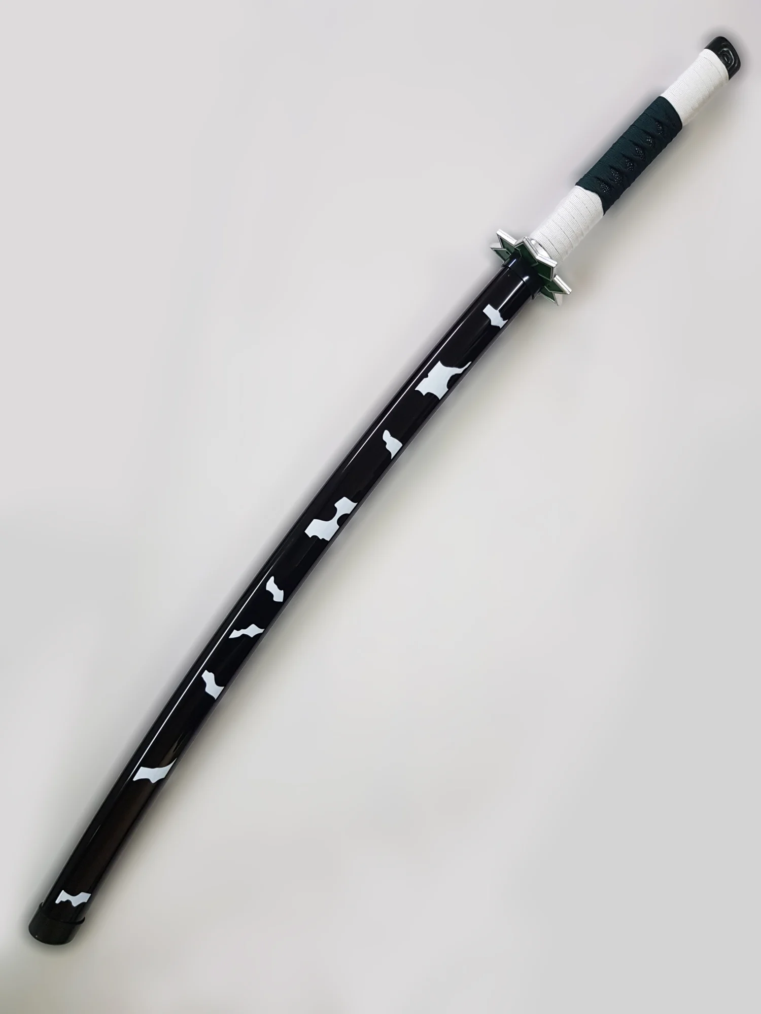 katana de shinazawa en bois dans demon slayer