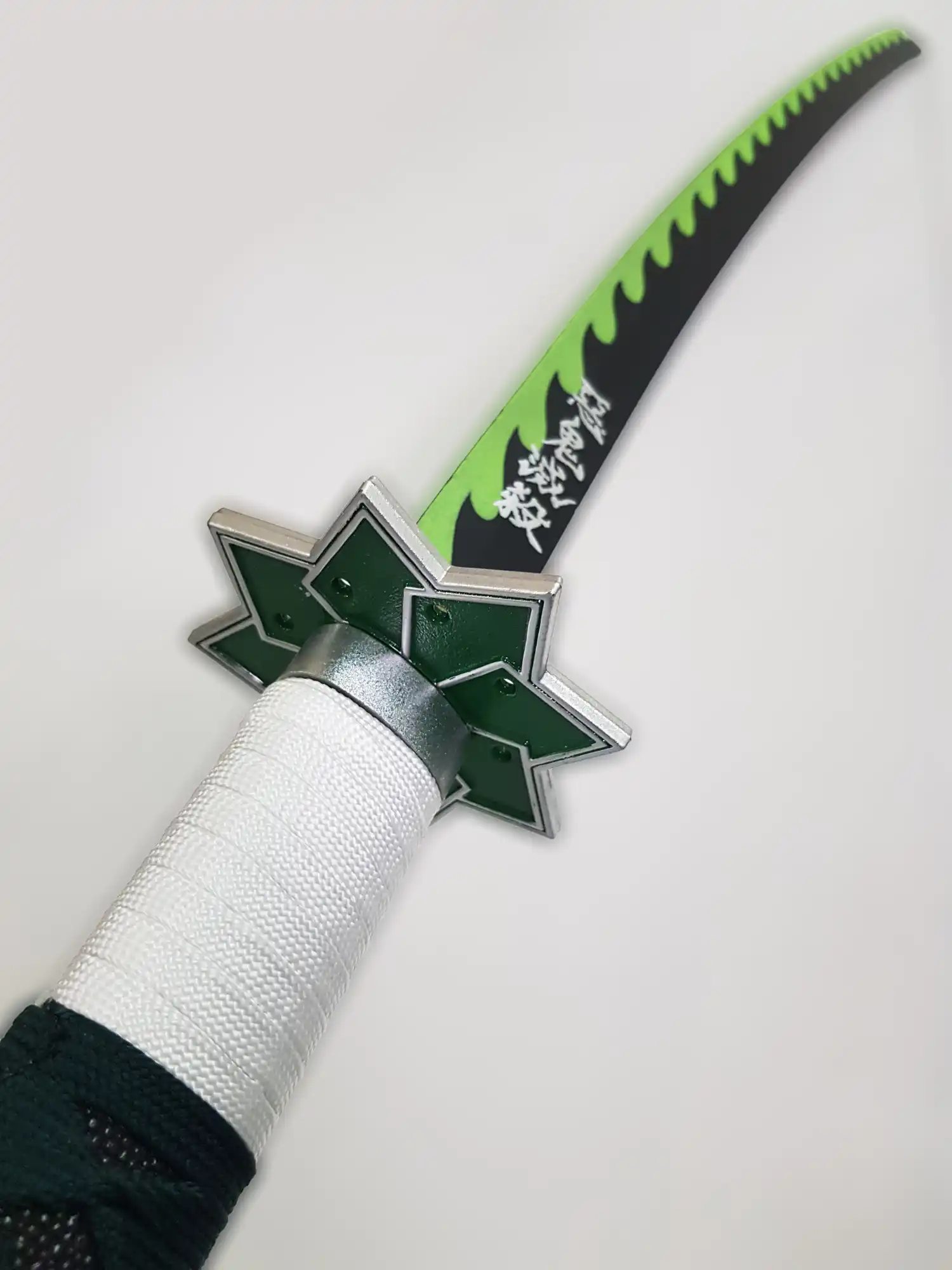 katana de shinazawa en bois dans demon slayer