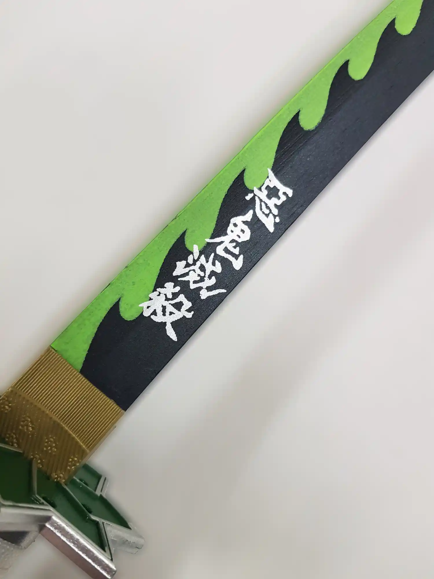 katana de shinazawa en bois dans demon slayer