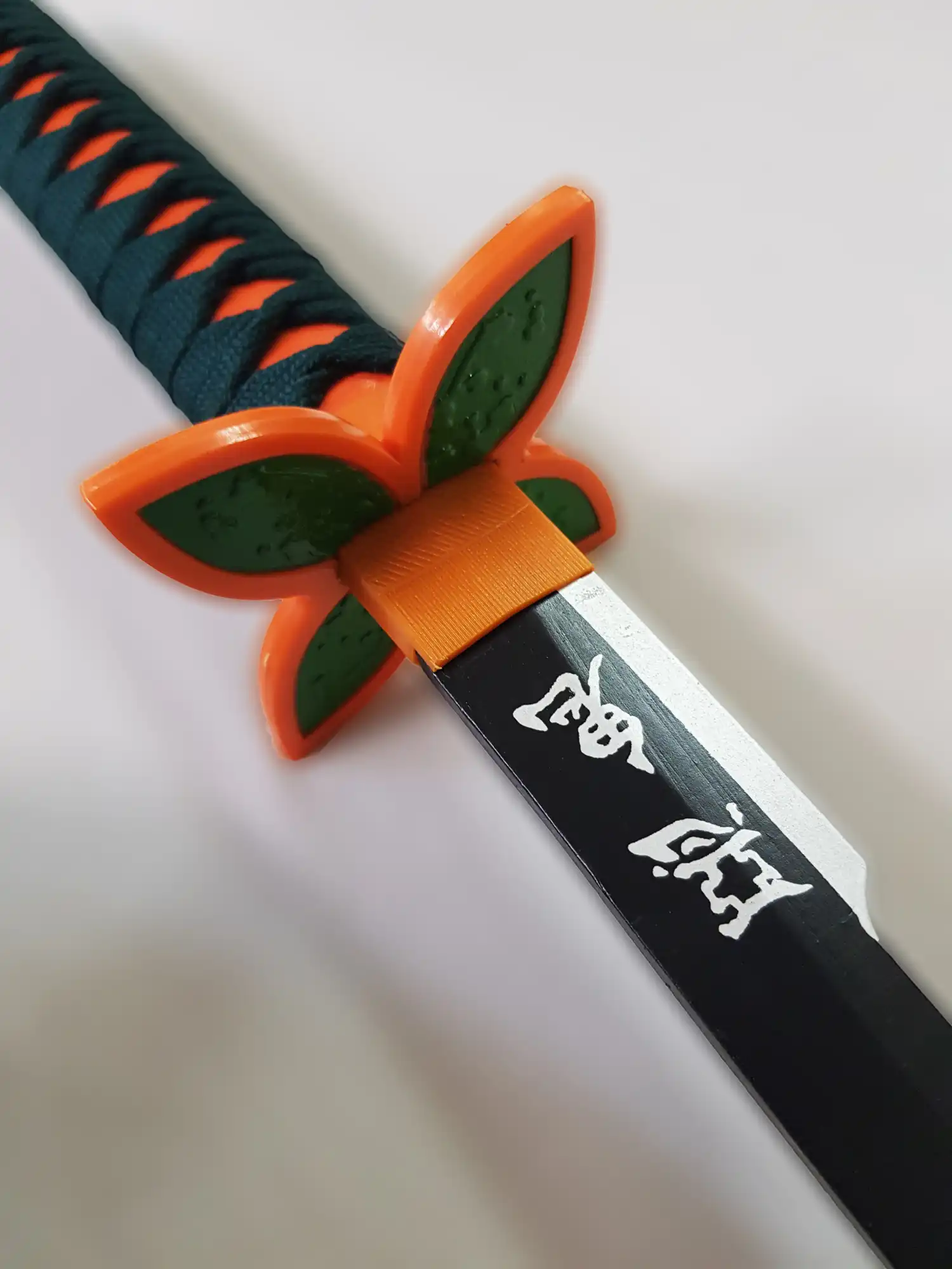 katana de shinobu en bois dans demon slayer