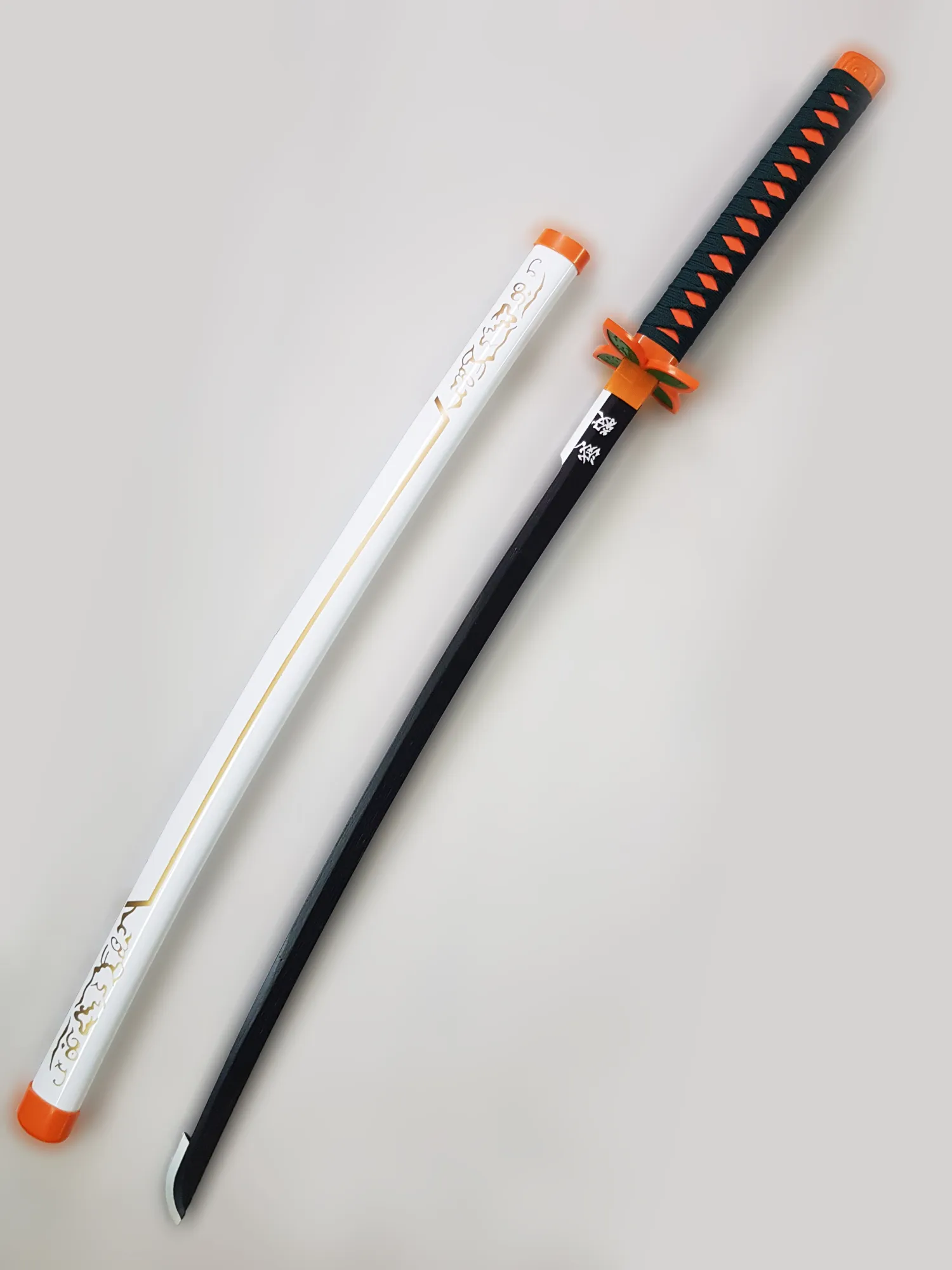 katana de shinobu en bois dans demon slayer