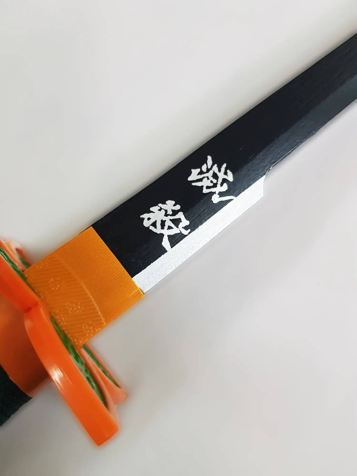 katana de shinobu en bois dans demon slayer