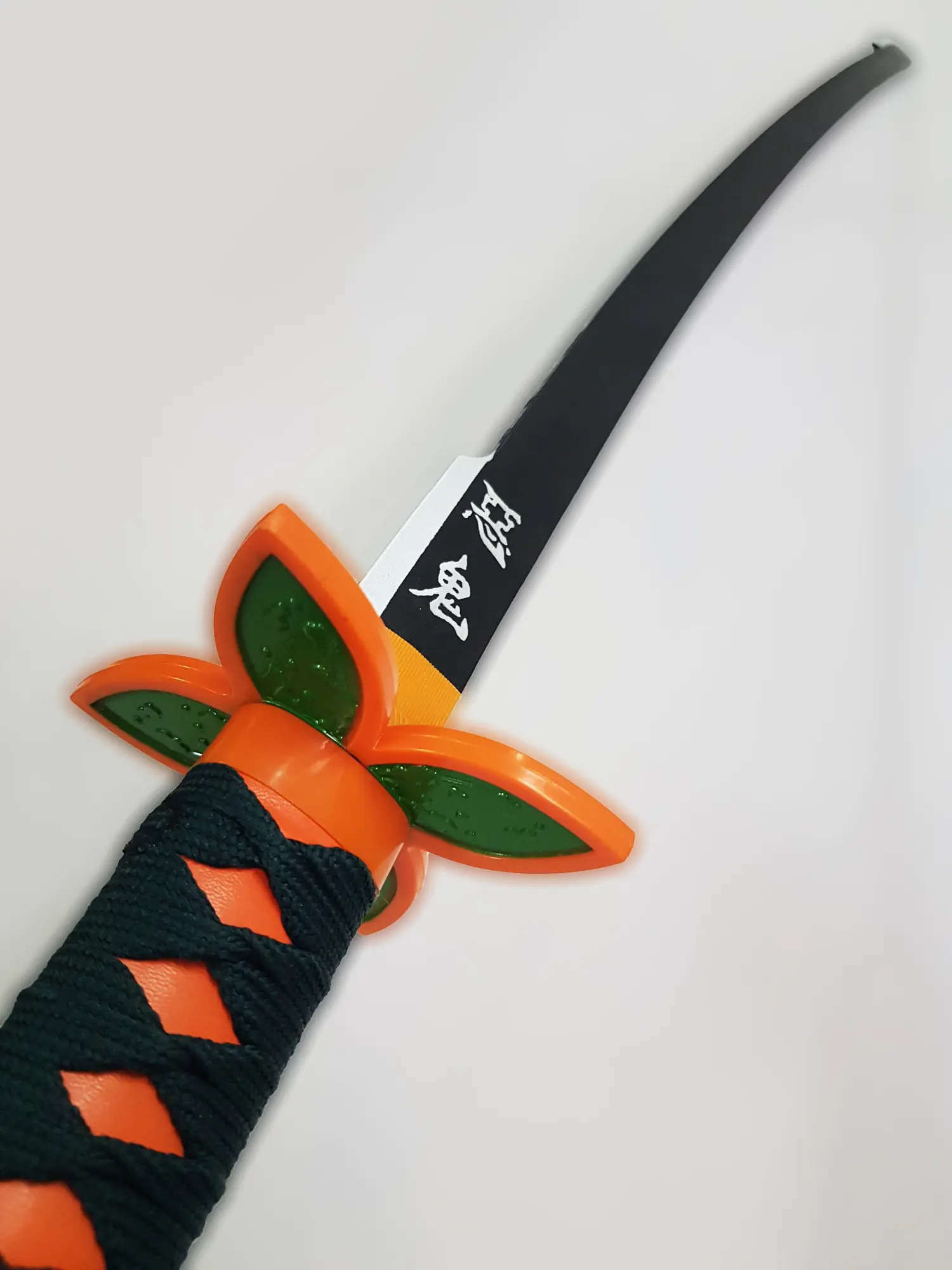 katana de shinobu en bois dans demon slayer