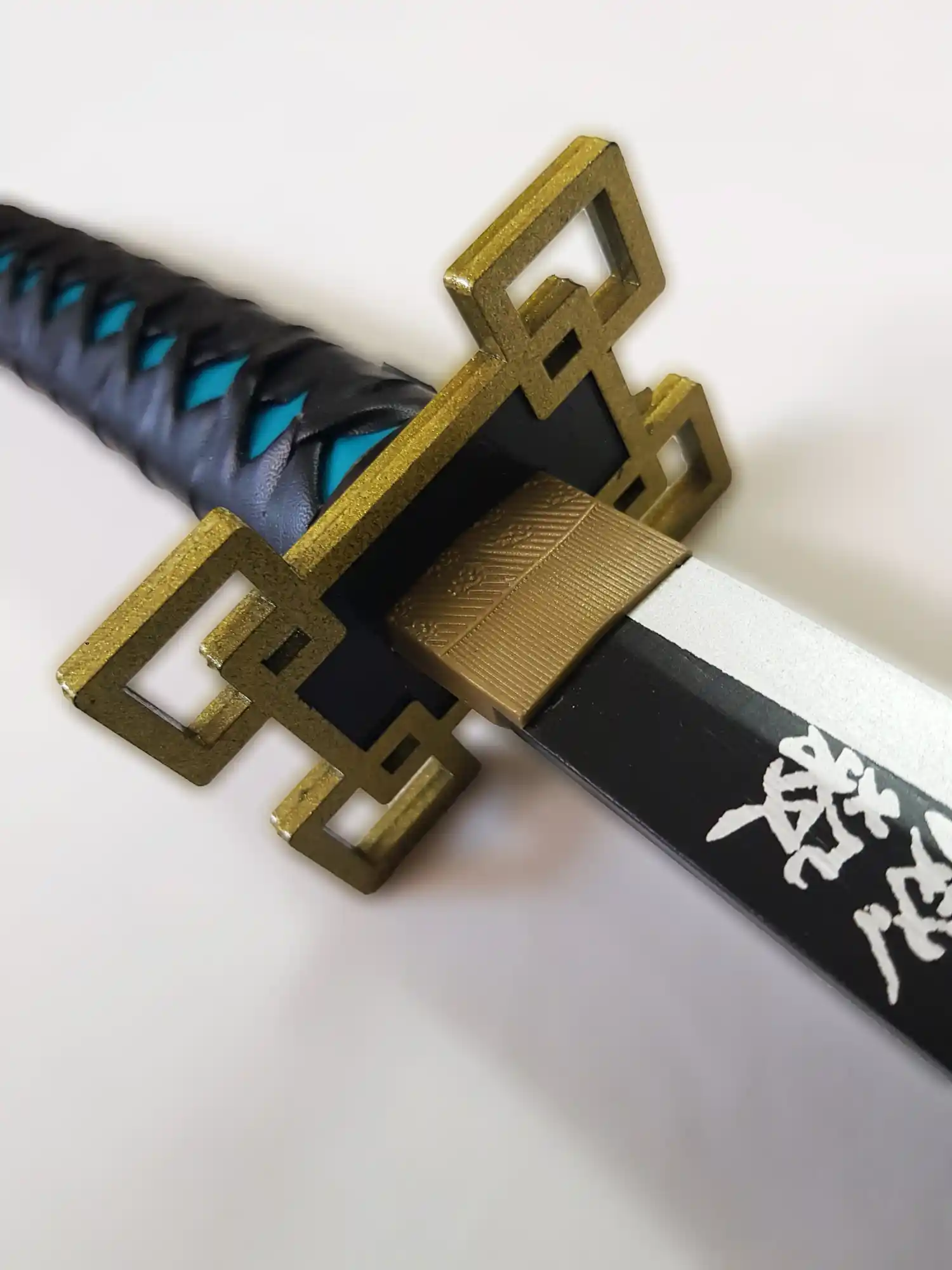 katana de tokito en bois dans demon slayer