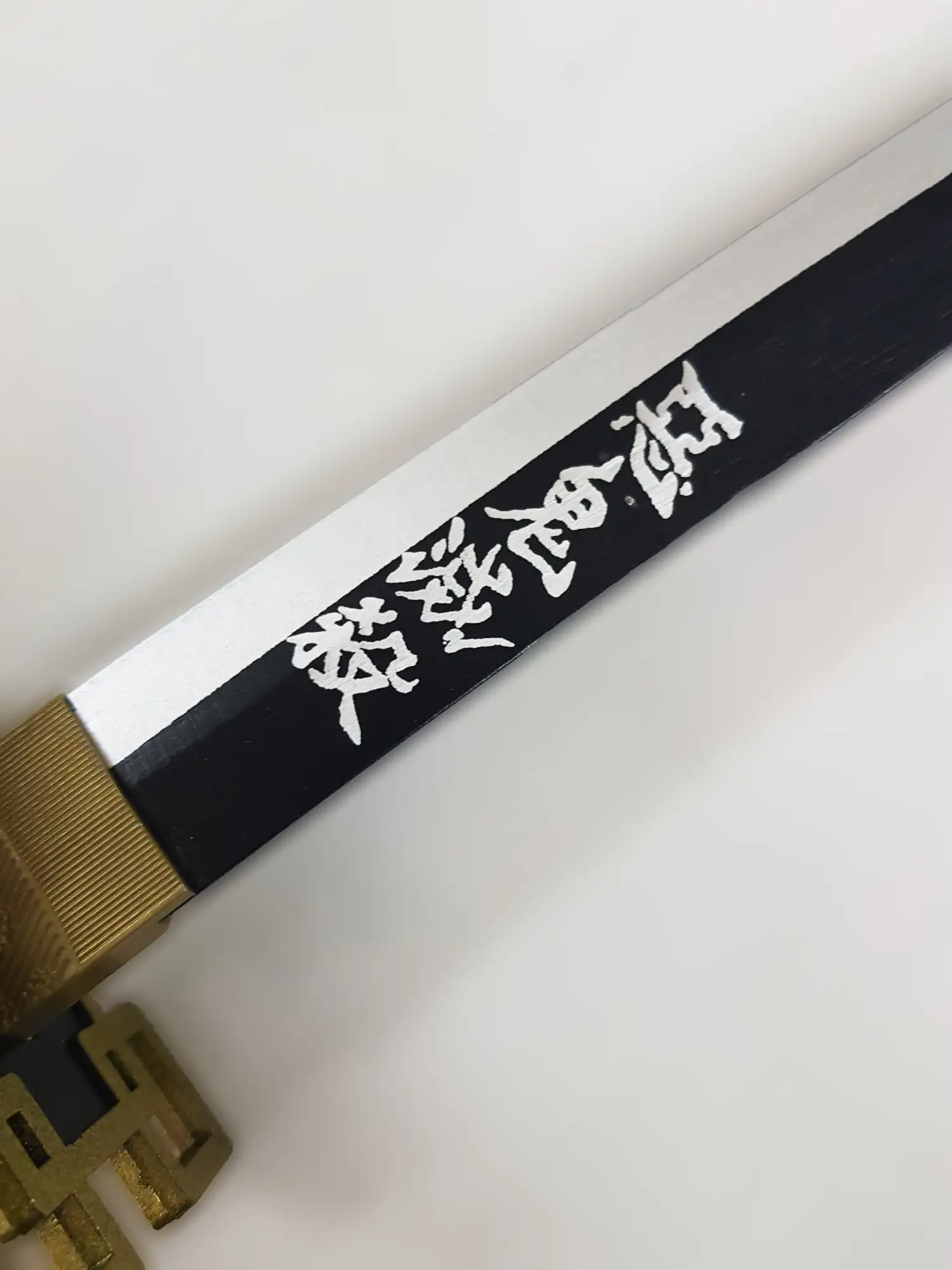 katana de tokito en bois dans demon slayer