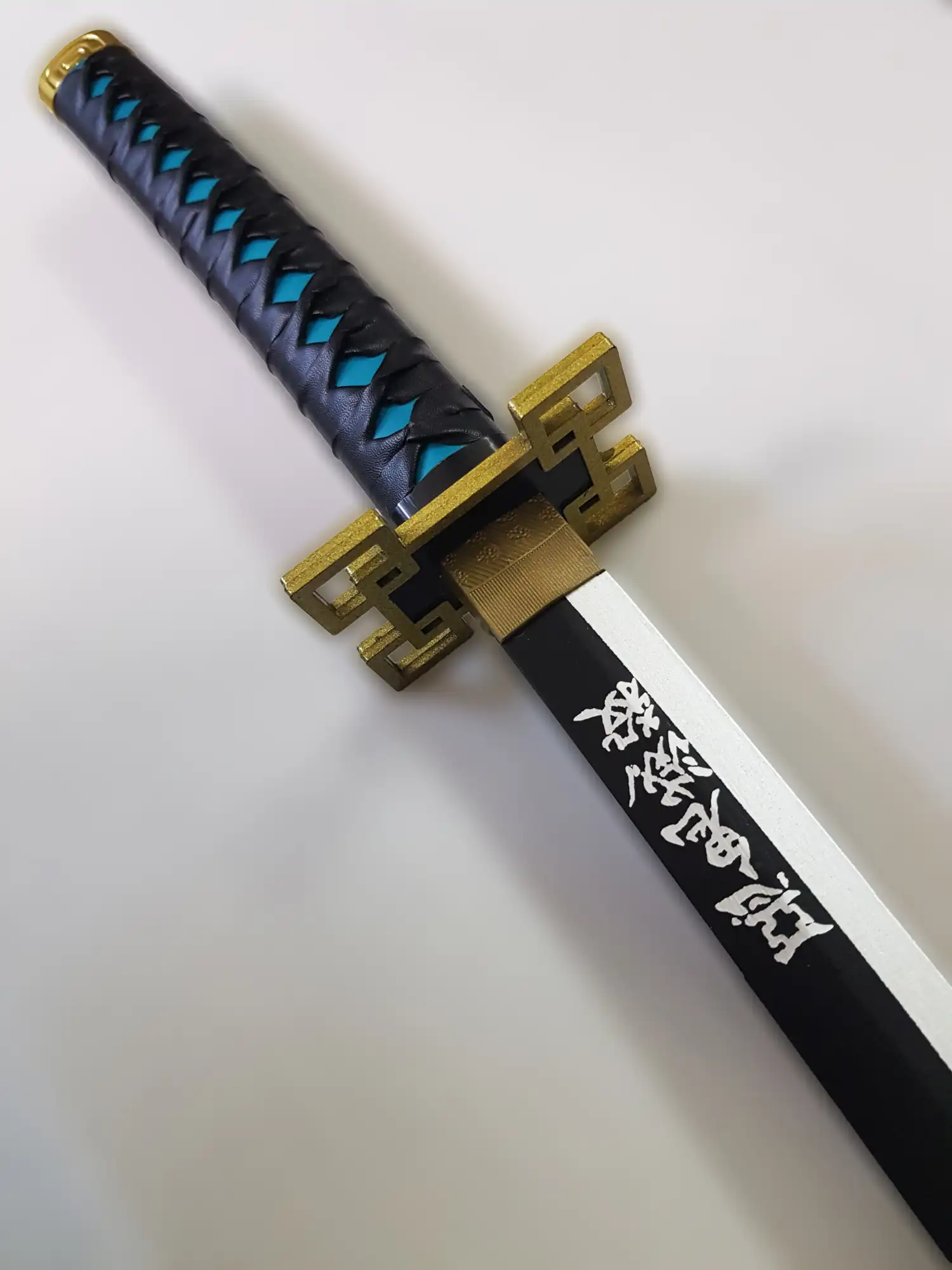 katana de tokito en bois dans demon slayer