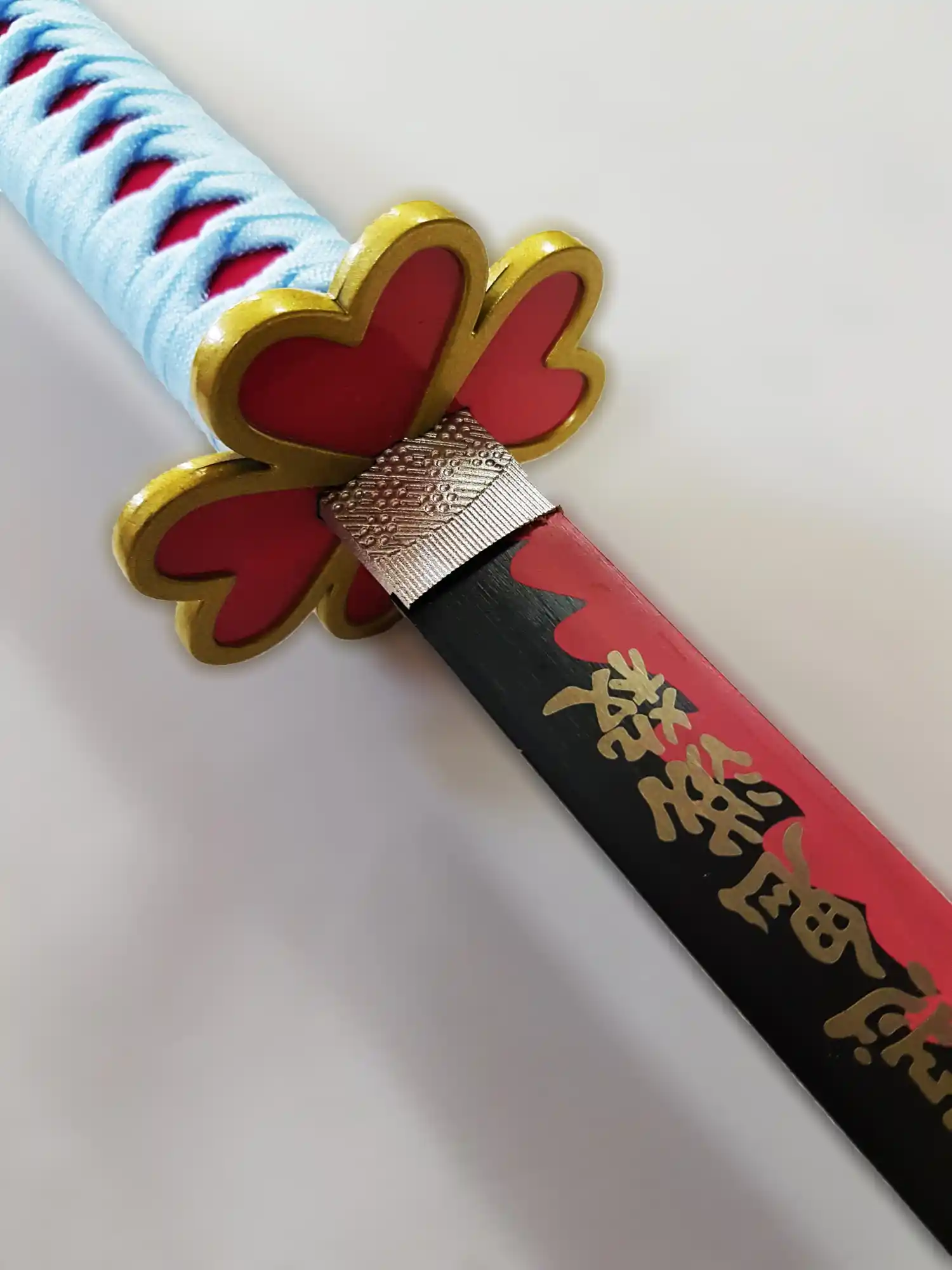 katana de kanroji mitsuri dans demon slayer