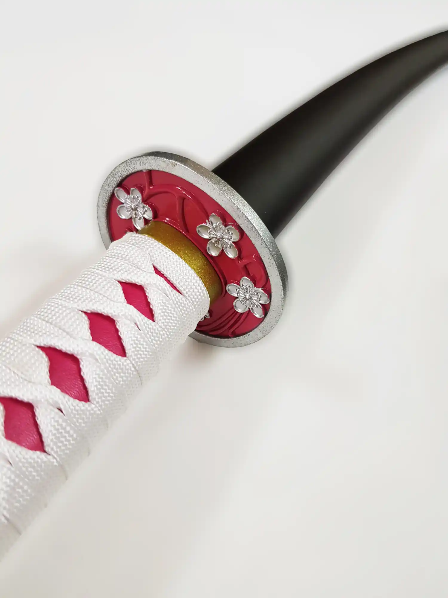 katana de kanao tsuyuri dans demon slayer 