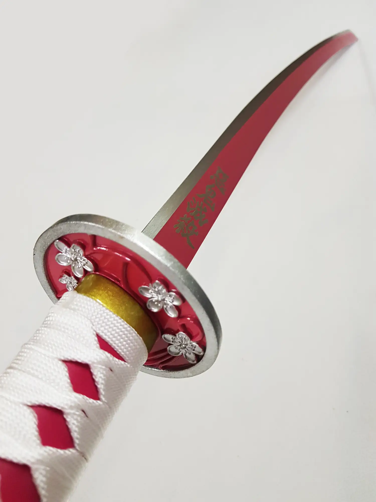 katana de kanao tsuyuri dans demon slayer 